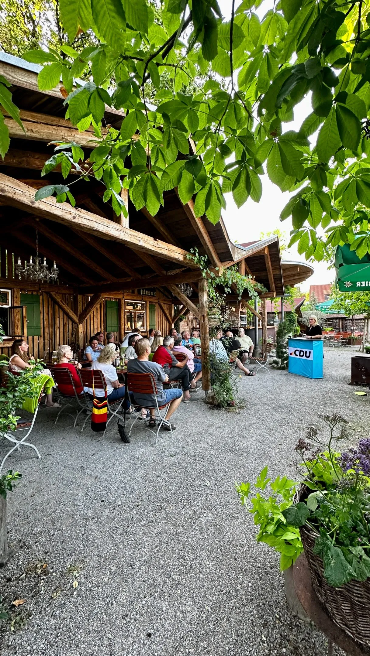 ☀️ Ein Sommerabend voller intensiver Gespräche beim CDU-Stammtisch in Rudersberg. 🗣️ Der direkte Austausch vor Ort zeigt immer wieder, wie vielfältig die Th…
