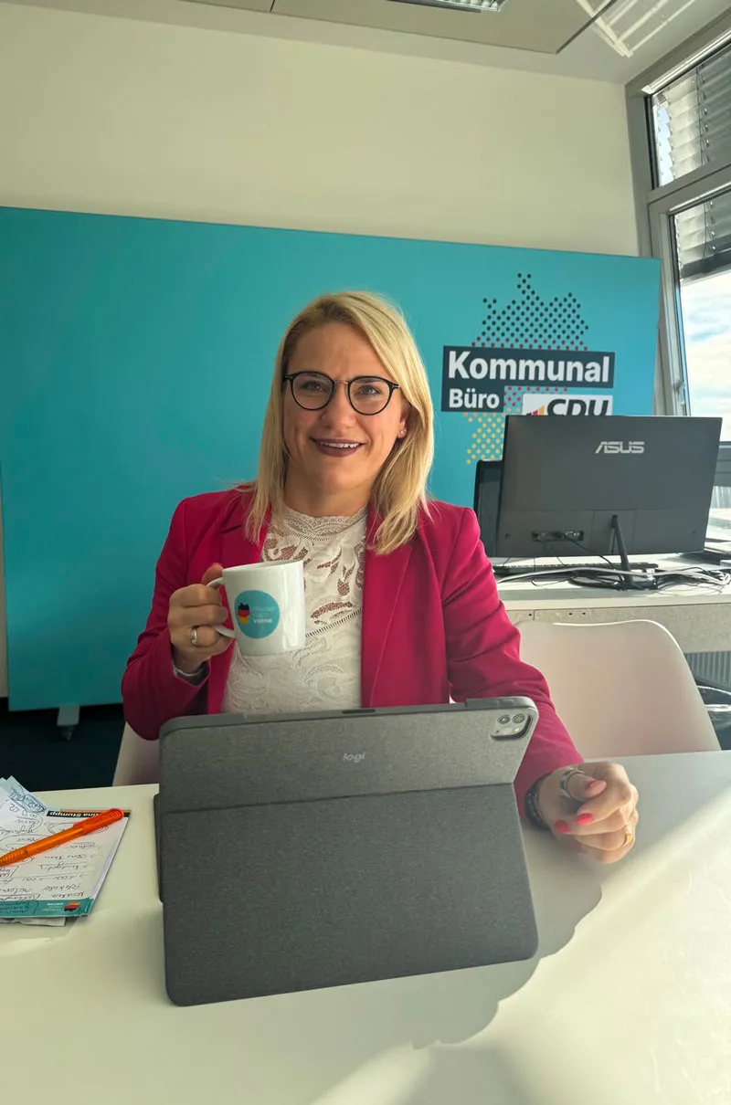 Christina Stumpp am Arbeitsplatz im Büro